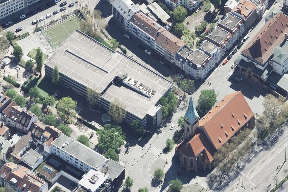 Luftaufnahme des Züblin-Parkhaus im Leonhardsviertel und der Leonhardskirche