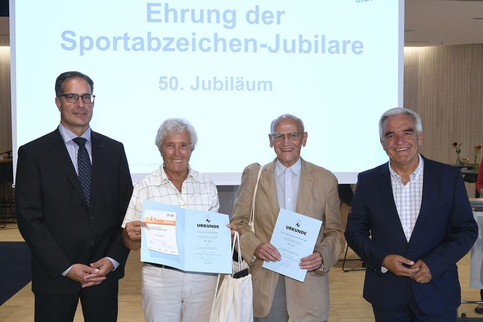 Sportbürgermeister Dr. Clemens Maier (links) mit den Sportabzeichen-Jubilaren Astrid Schaefer und Paul-Gerhard Gerlinger in der Mitte, rechts Fred-Jürgen Stradinger, Präsident des Sportkreises Stuttgart.