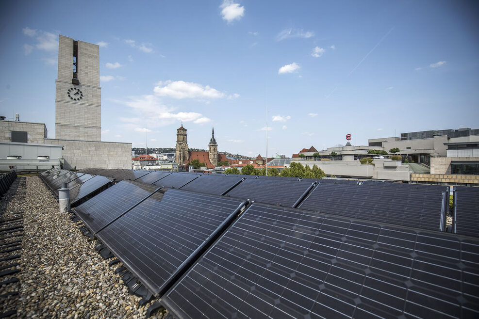 Die Photovoltaik-Anlage auf dem Dach der Rathauspassage. Im Hintergrund sin der Rathausturm und die Stiftskirche zu sehen.