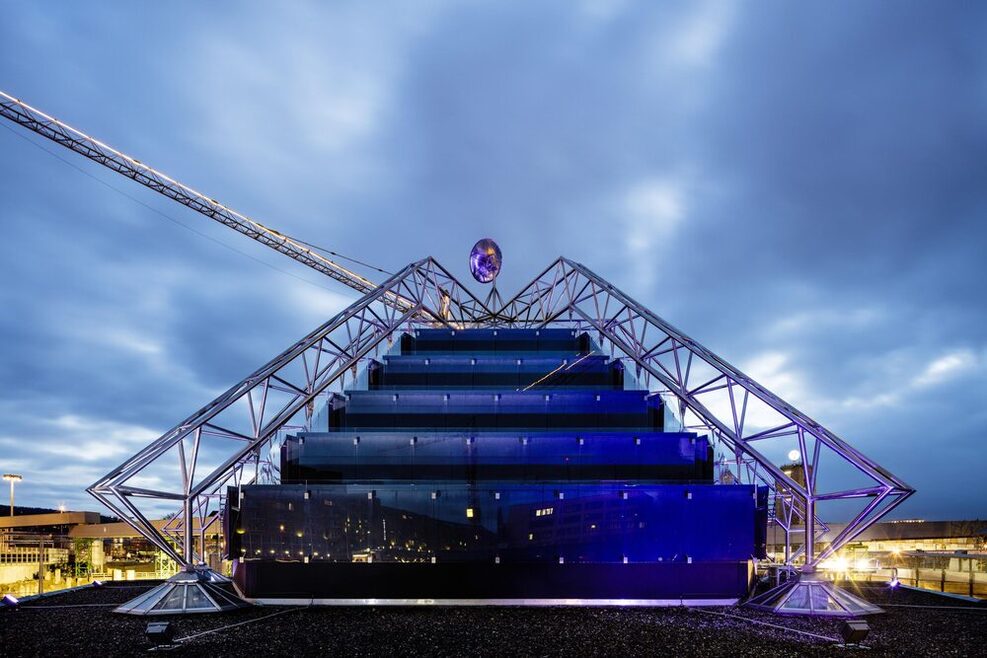 Carl-Zeiss-Planetarium un der Dämmerung mit wolkenverhangenem Himmel