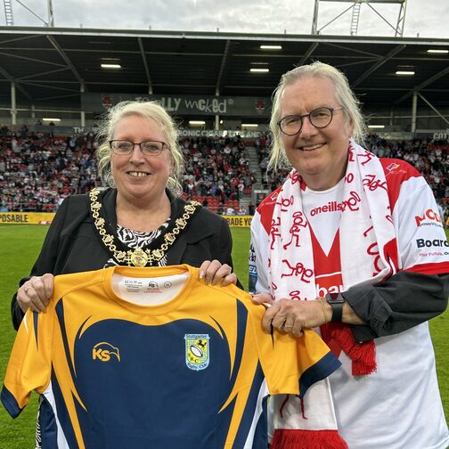 Bürgermeister Peter Pätzold und die Bürgermeisterin von St. Helens, Lynn Clarke, im Stadion beim Spiel des Rugby Football Clubs St. Helens.