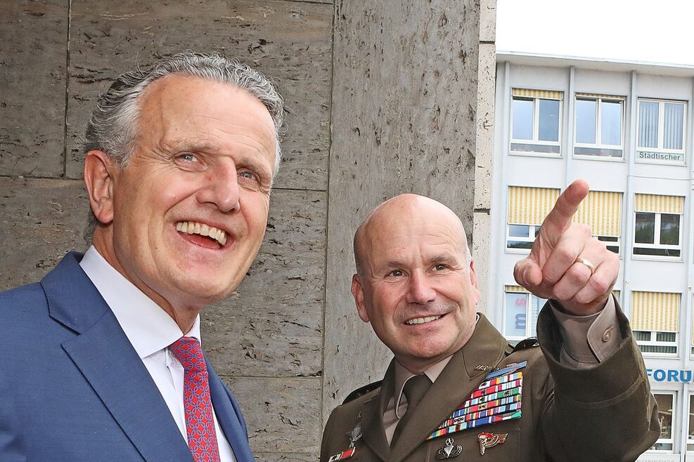 Oberbürgermeister Dr. Frank Nopper und Vier-Sterne-General Christopher G. Cavoli auf dem Balkon des Stuttgarter Rathauses.