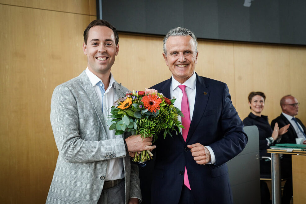 Oberbürgermeister Dr. Frank Nopper gratuliert Julian Deifel, neuer Bezirksvorsitzender Stammheim