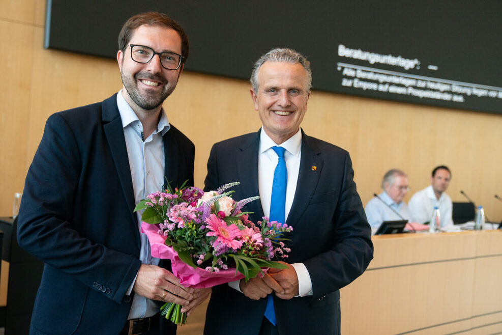 Julian Schahl mit Blumenstrauß und Oberbürgermeister Frank Nopper