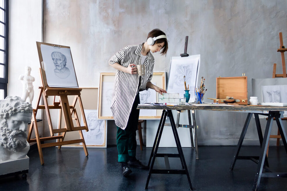 Eine Frau in einem Kunstateliers