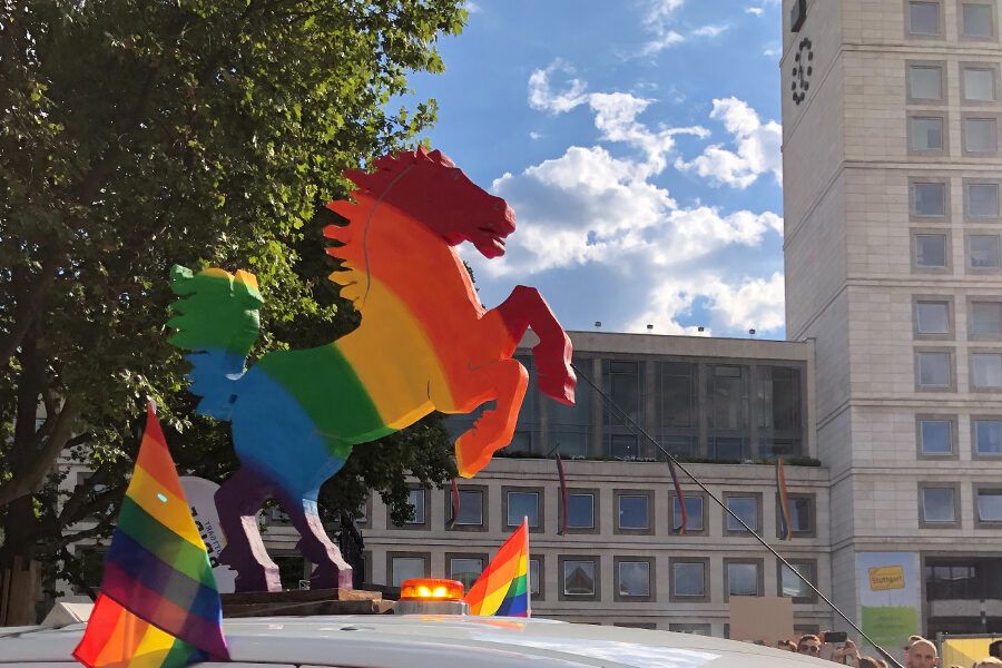 Stuttgarter Rössle in Regenbogenfarben vor dem Rathaus
