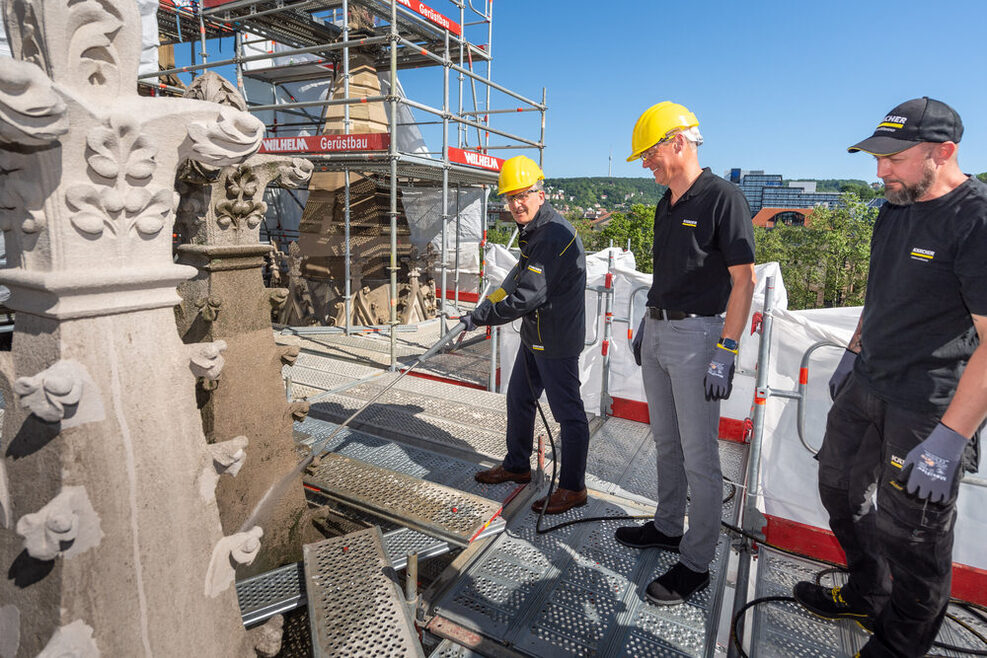 Reinigung der Johannes-Kirche in Stuttgart am Feuersee durch Alfred Kärcher SE & Co. KG. OB Nopper hilft mit