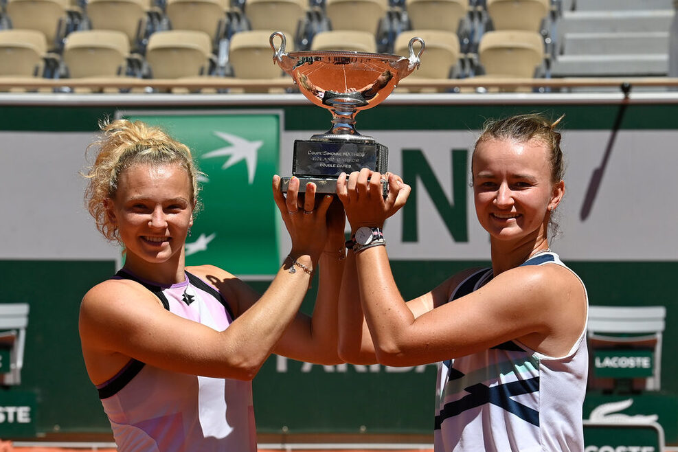 Die Tennisspielerinnen Katerina Siniakova (links) und Barbora Krejcikova gewannen das Doppel bei den French Open.