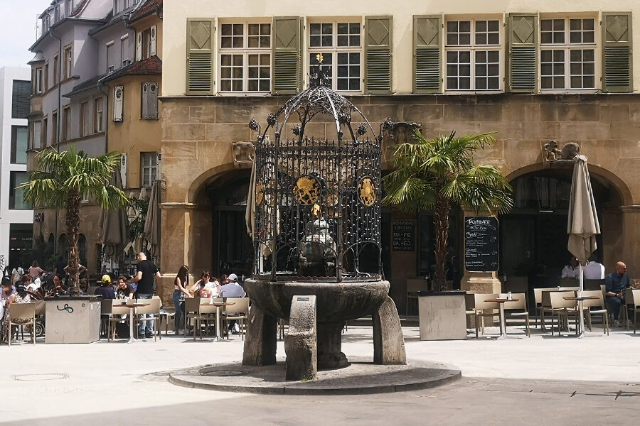Hans-im-Glück-Brunnen und Platz mit neuem Bodenbelag