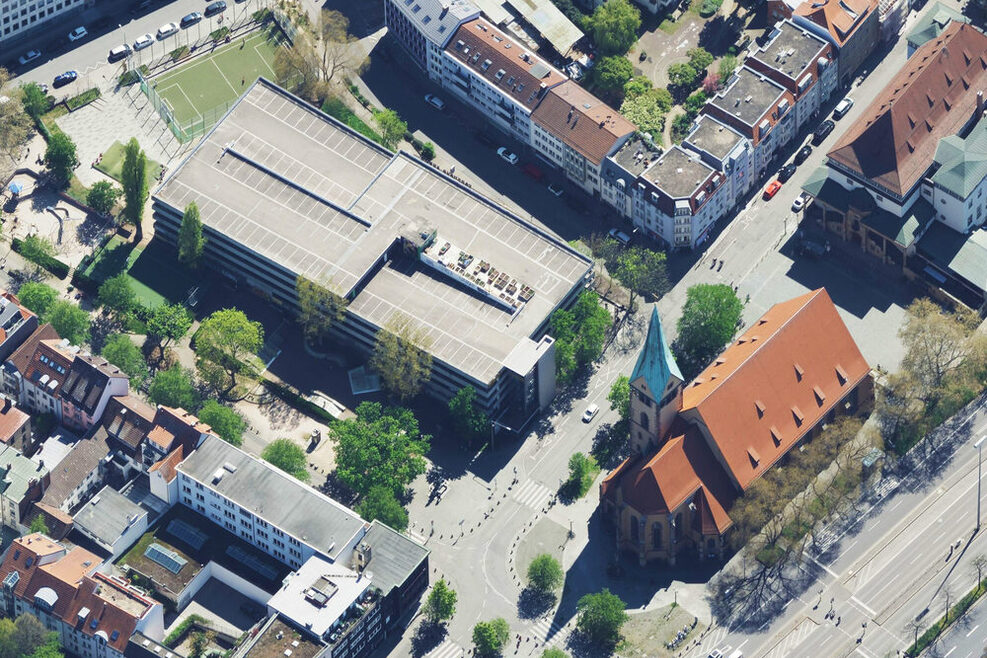 Das Luftbild zeigt das Züblin-Parkhaus und die Leonhardskirche. Zu sehen sind auch Teile des Bohnen- sowie des Leonhardsviertels, außerdem das Gustav-Siegle-Haus.