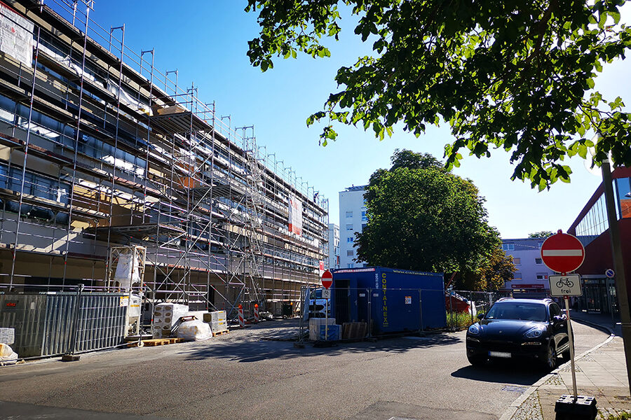 Blick auf den Filderbahnplatz: Derzeit finden noch Bauarbeiten an einem Wohn- und Geschäftshaus statt. Im Zuge dessen wird im Anschluss der Platz neu gestaltet.