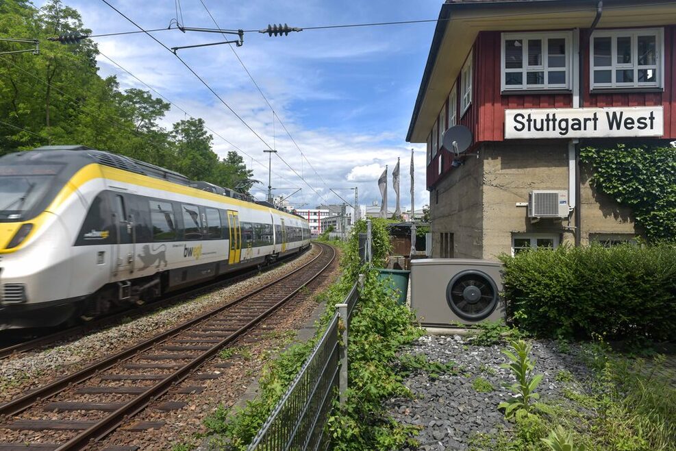 Blick auf den alten Bahnhof in Stuttgart-West und die Panoramastrecke, auf der gerade ein Regionalzug fährt.