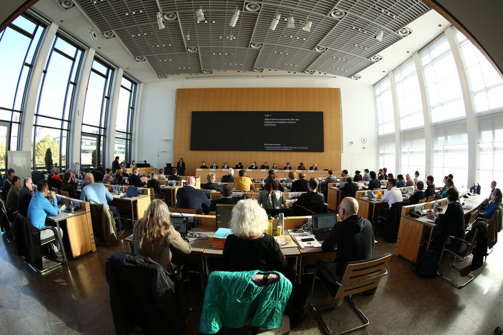 Das Bild zeigt den Stuttgarter Gemeinderat bei einer Sitzung im Großen Sitzungssaal.