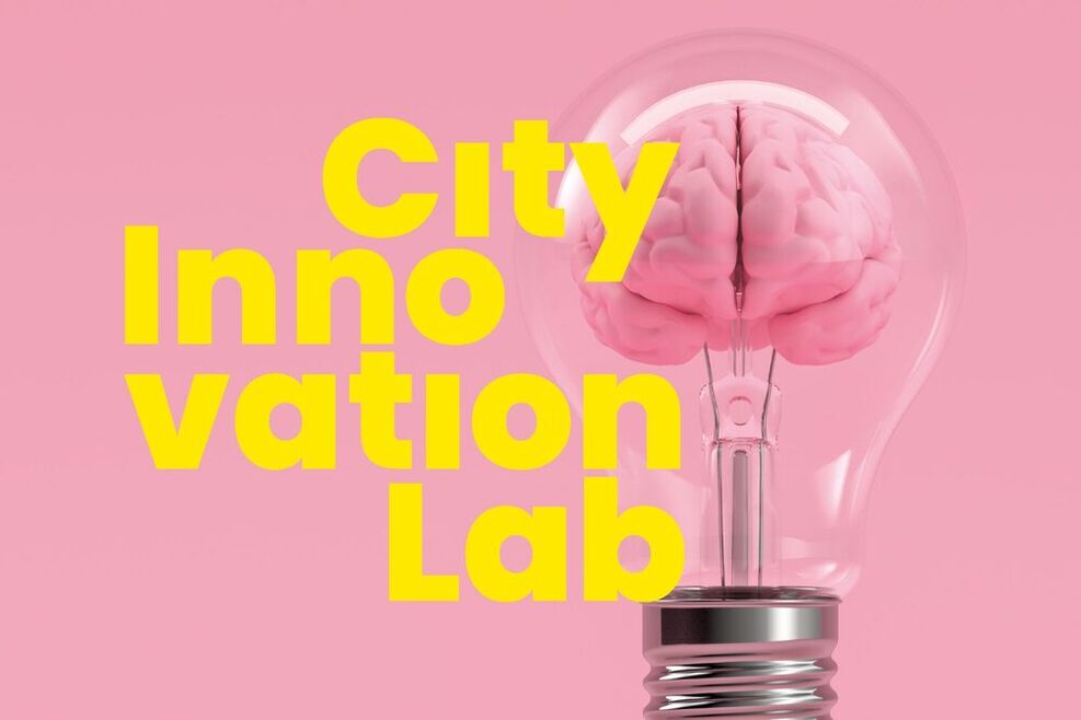 In einer Glühbirne auf rosa Hintergrund ist ein rosa Gehirn, Text in gelber Schrift: City Innovation Lab