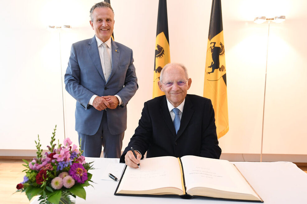 Das Bild zeigt Wolfgang Schäuble im Beisein von OB Frank Nopper beim Eintrag ins Goldene Buch.
