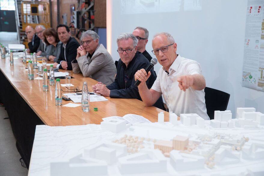 Alexander Lange, Marc-Oliver Hedriks, Jens Wittfoth, Arne Braun, Fabian Mayer, Gisela Splett, Peter Holzer, Sven Matis (von vorn nach hinten) sitzen an einem Tisch auf der Pressekonferenz.