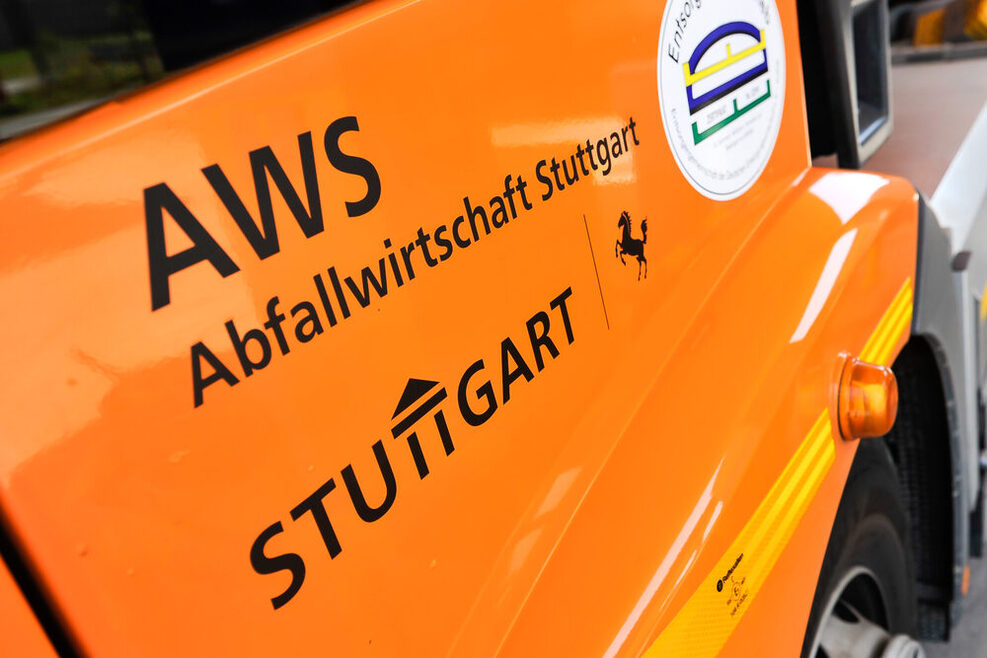 Logo der Abfallwirtschaft Stuttgart auf einem Fahrzeug