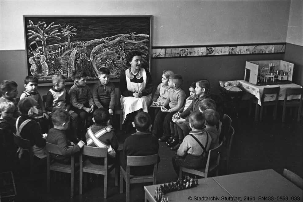Historische Bildaufnahme aus dem Jahr 1937. Auf dem Bild ist eine Erzählrunde in einem Kindergarten zu sehen.