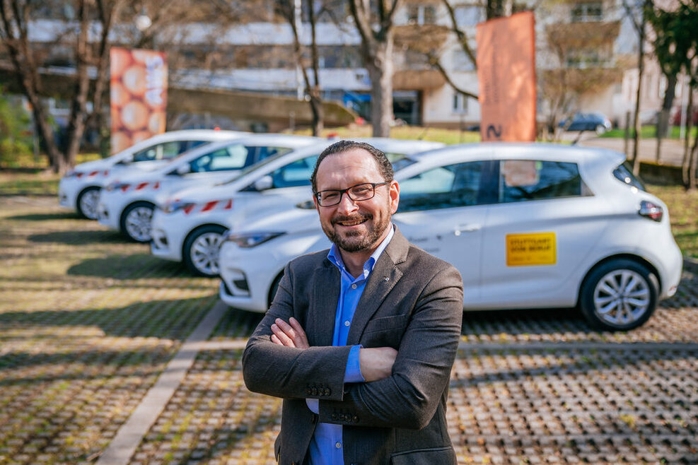 Markus Töpfer, Geschäftsführer der Abfallwirtschaft Stuttgart präsentiert die neuen Elektrofahrzeuge.