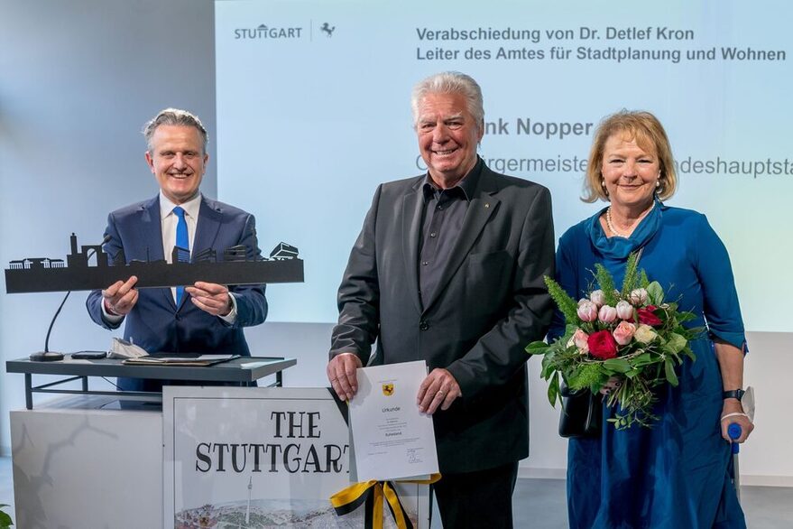 Oberbürgermeister Frank Nopper steht neben Detlef Kron und seiner Frau.