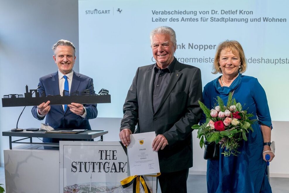 Oberbürgermeister Frank Nopper steht neben Detlef Kron und seiner Frau.