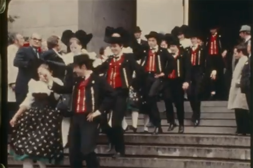 Ein Ausschnitt aus dem Jahresdokumentarfilm 1972 der Stadt Stuttgart zeigt den Besuch einer Delegation aus Straßburg zur Feier der 10-jährigen Städtepartnerschaft zwischen Stuttgart und Straßburg.