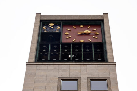 Uhr am Rathausturm mit Zeigern.