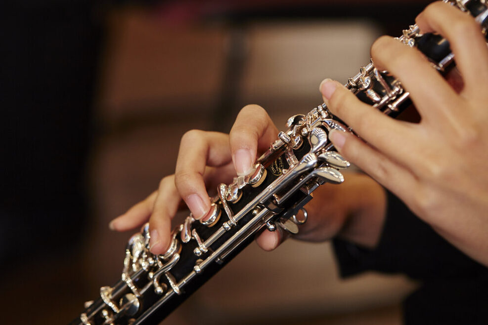 Hände, die eine Oboe spielen