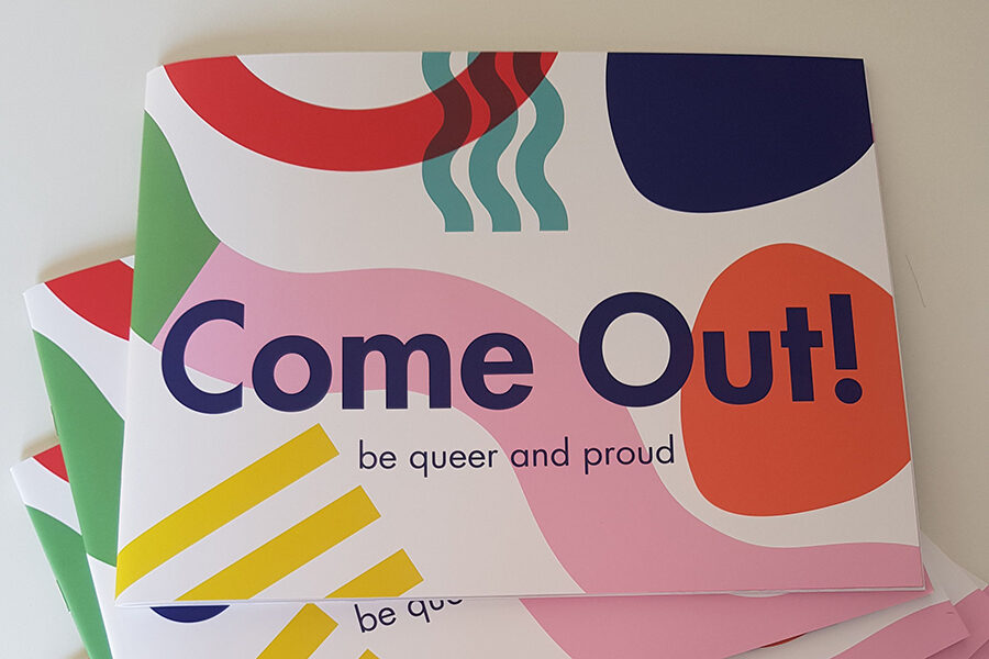 Das Foto zeigt das gestaltete Cover des Booklets. Text: Come Out! be queer and proud