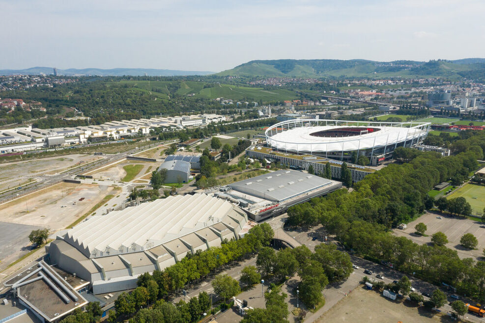 Luftaufnahme von Stadion, Porsche Arena und Martin Schleyer Halle in Bad Cannstatt.
