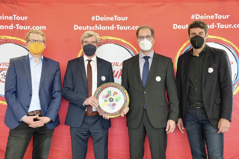 Zu sehen sind Matthias Pietsch, Thomas S. Bopp, Clemens Maier und Matthias Klopfer mit der Siegertrophäe des Gesamtsiegers.
