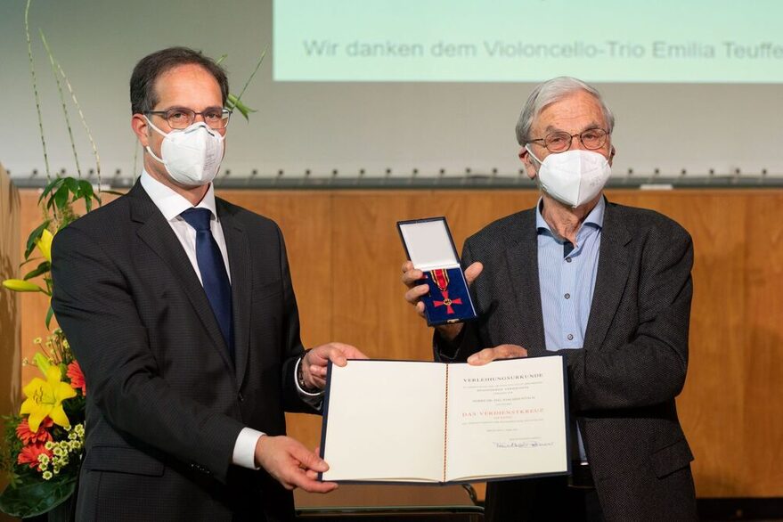 Joachim Nitsch (re.) erhielt aus den Händen von Bürgermeister Dr. Clemens Maier das Bundesverdienstkreuz am Bande.