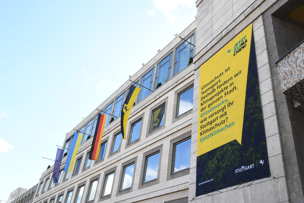 Zu sehen ist ein großes Banner am Rathaus mit der Aufschrift "Klimaschutz ist Teamsport. Deshalb fördern wir Klimaprojekte in der ganzen Stadt. @stadtwerke, wie versorgt Ihr Stuttgart mit Klimaschutz? #jetztklimachen"
