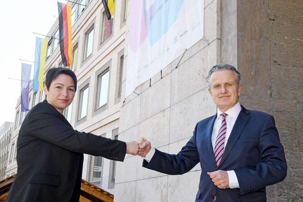 Jennifer Langer und Frank Nopper vor dem Rathaus Stuttgart.