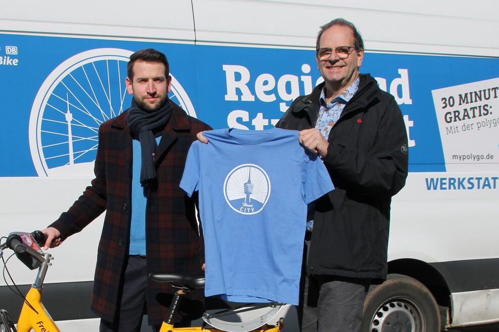 Zwei Männer präsentieren ein T-Shirt von RegioRadStuttgart.