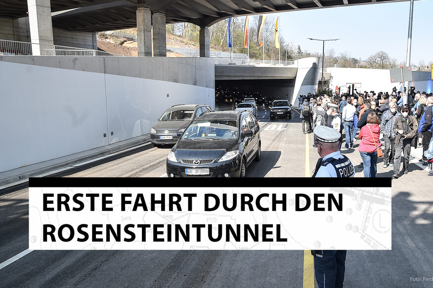 Autos fahren aus der Südröhre des neuen Rosensteintunnels. Auf der rechten Seite stehen Zuschauer und beobachten die Durchfahrt.