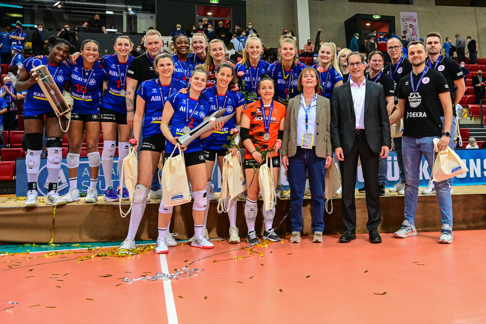 Volleyballmannschaft von Allianz MTV Stuttgart posiert mit Sportbürgermeister Clemens Maier und MTV-Präsidentin Ulrike Zeitler.