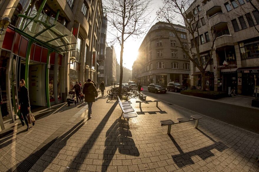 Blick in die Tübinger Straße mit Gegenlicht