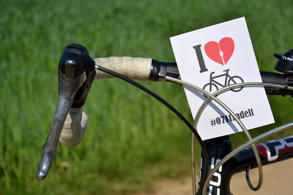 Postkarte auf Fahrradlenker mit Text: I love Fahrrad #0711radelt
