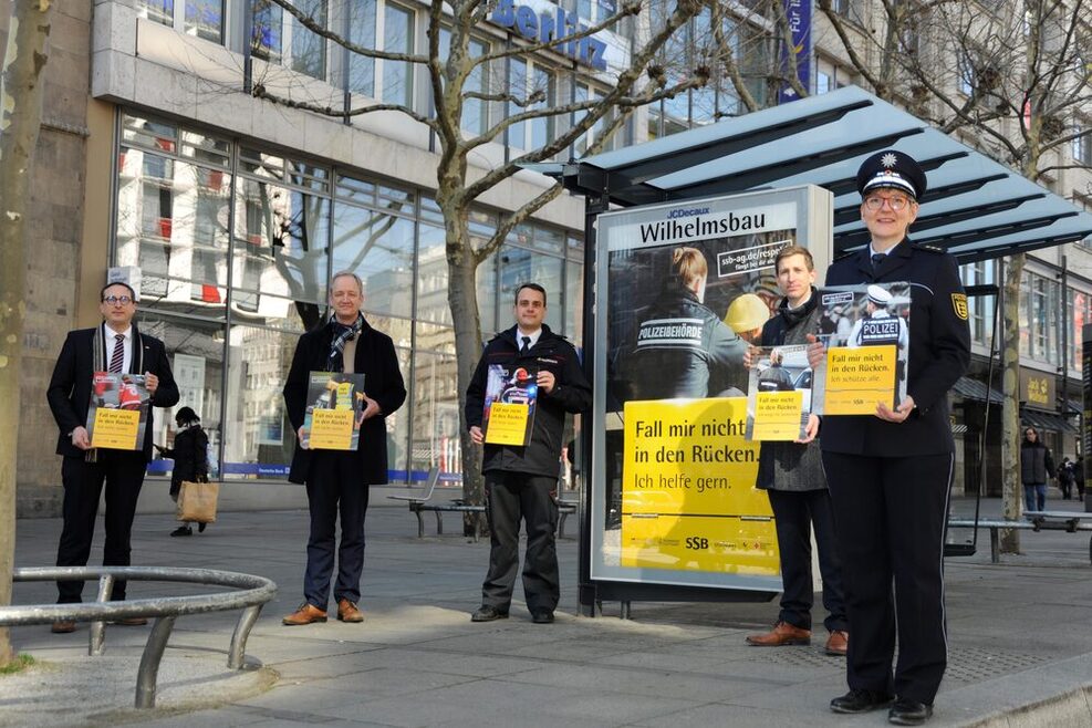 Vertreterinnen und Vertreter vom DRK, der SSB, der Feuerwehr, der Stadt Stuttgart und der Polizei präsentieren die sechs Plakate der neuen Kampagne für mehr Respekt.