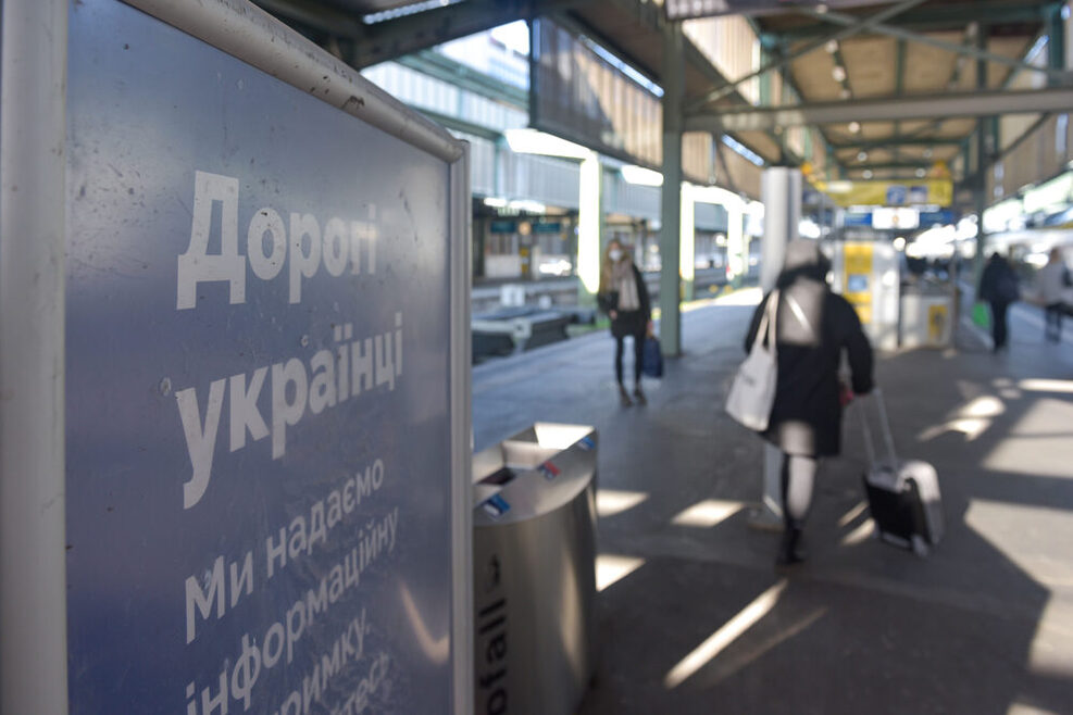 Texttafel mit ukrainischer Schrift an einem Bahnsteig am Stuttgarter Hauptbahnhof.