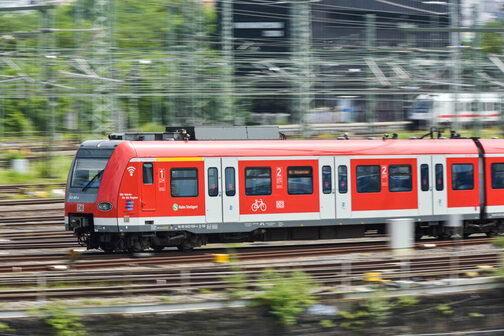 fahrende S-Bahn am Hauptbahnhof