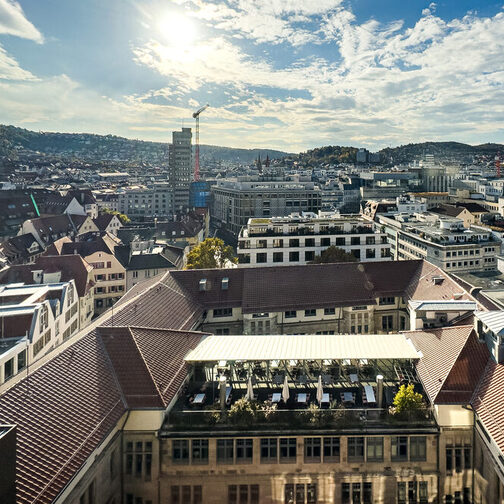 Blick vom Rathausturm Richtung Westen. Im Vordergrund die Dachterrasse des Rathauses, hinten die Karlshöhe.