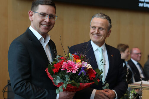 Der künftige Bezirksvorsteher von Sillenbuch Hans Peter Klein mit einem Blumenstrauß.