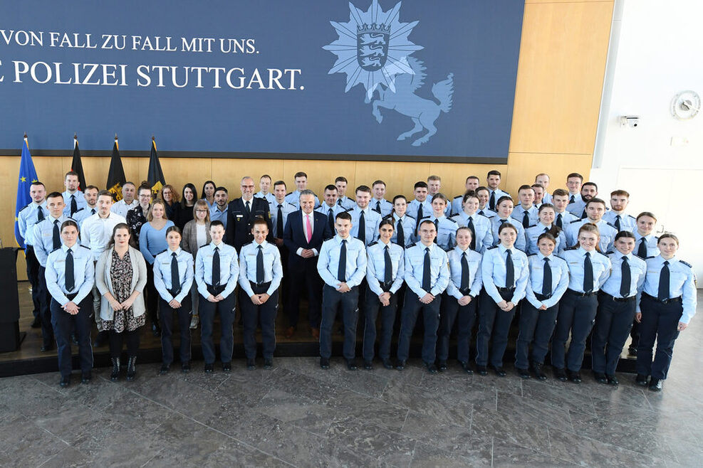 53 neue Beschäftigte des Polizeipräsisiums im Stuttgarter Rathaus mit Oberbürgermeister Dr. Frank Nopper und Polizeipräsident Markus Eisenbraun