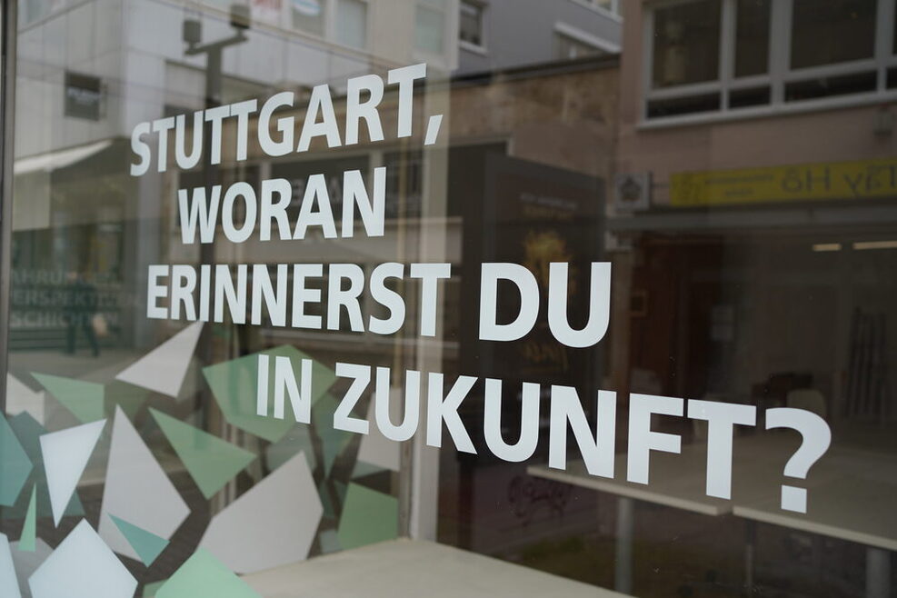 Schaufenster des Pop-Up-Büros der Erinnerungskultur mit der Schriftzug "Stuttgart, woran erinnerst du in Zukunft?"