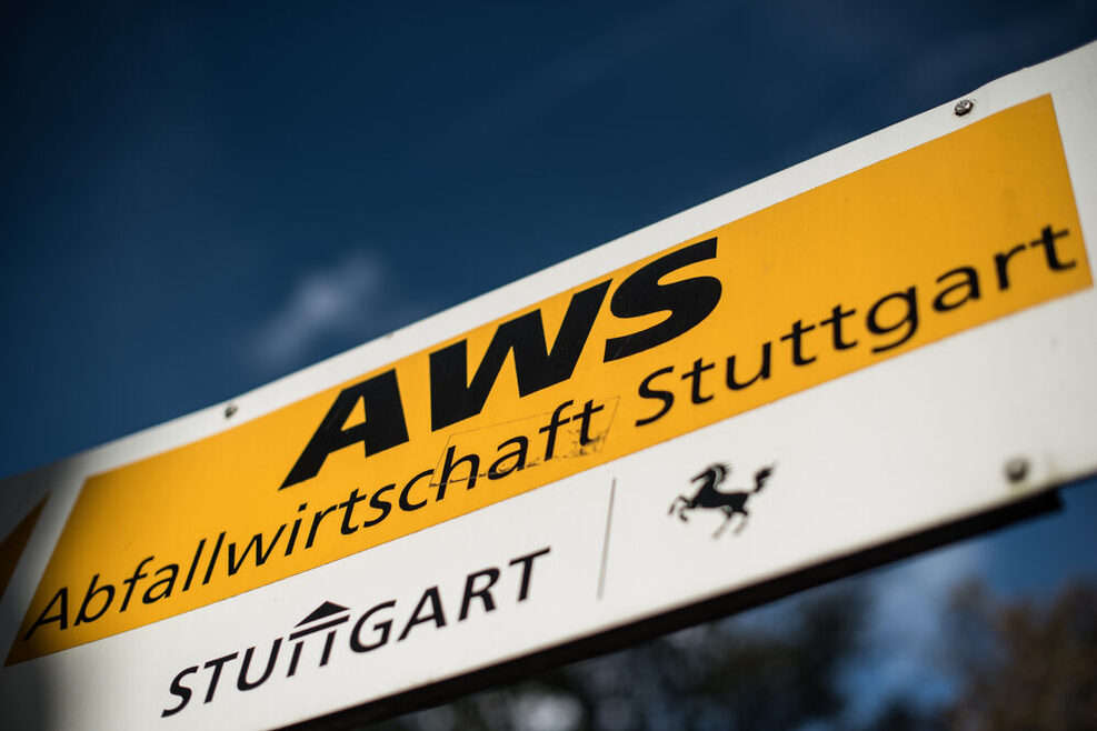 Ein Schild ist zu sehen, aus der Froschpersektive fotografiert. Auf dem Schild ist zu lesen: AWS Abfallwirtschaft Stuttgart.