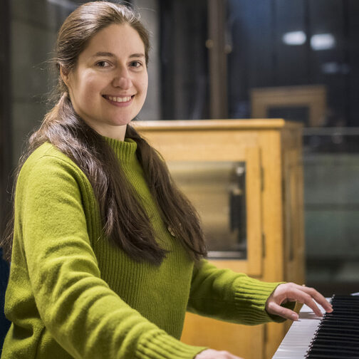 Ekaterina Porizko spielt das Glockenspiel im Stuttgarter Rathaus