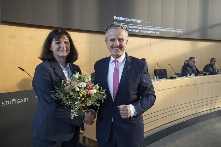 Oberbürgermeister Dr. Frank Nopper gratuliert Katrin Schulze zum neuen Amt. Das Foto wurde im großen Sitzungssaal aufgenommen.