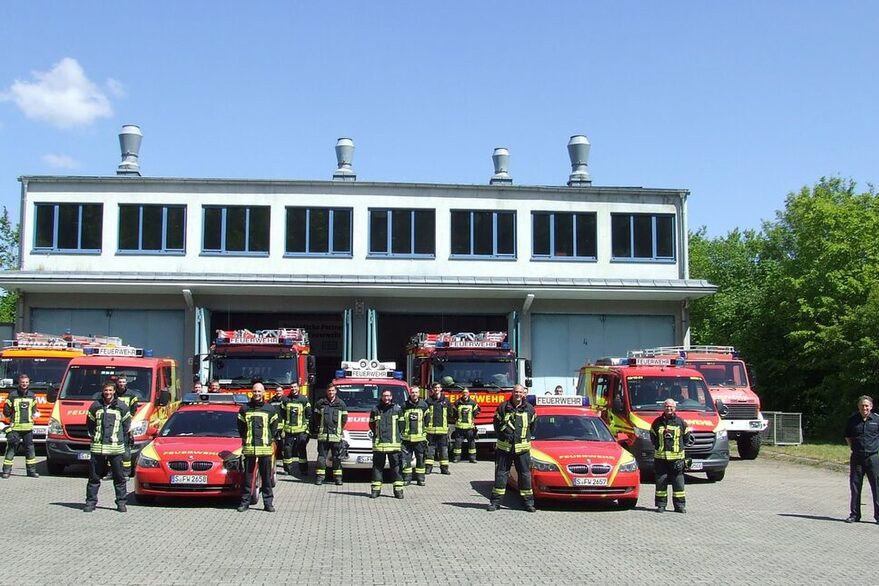 Einsatzkärfte der Stuttgarter Feuerwehr stehen neben ihren Fahrzeugen